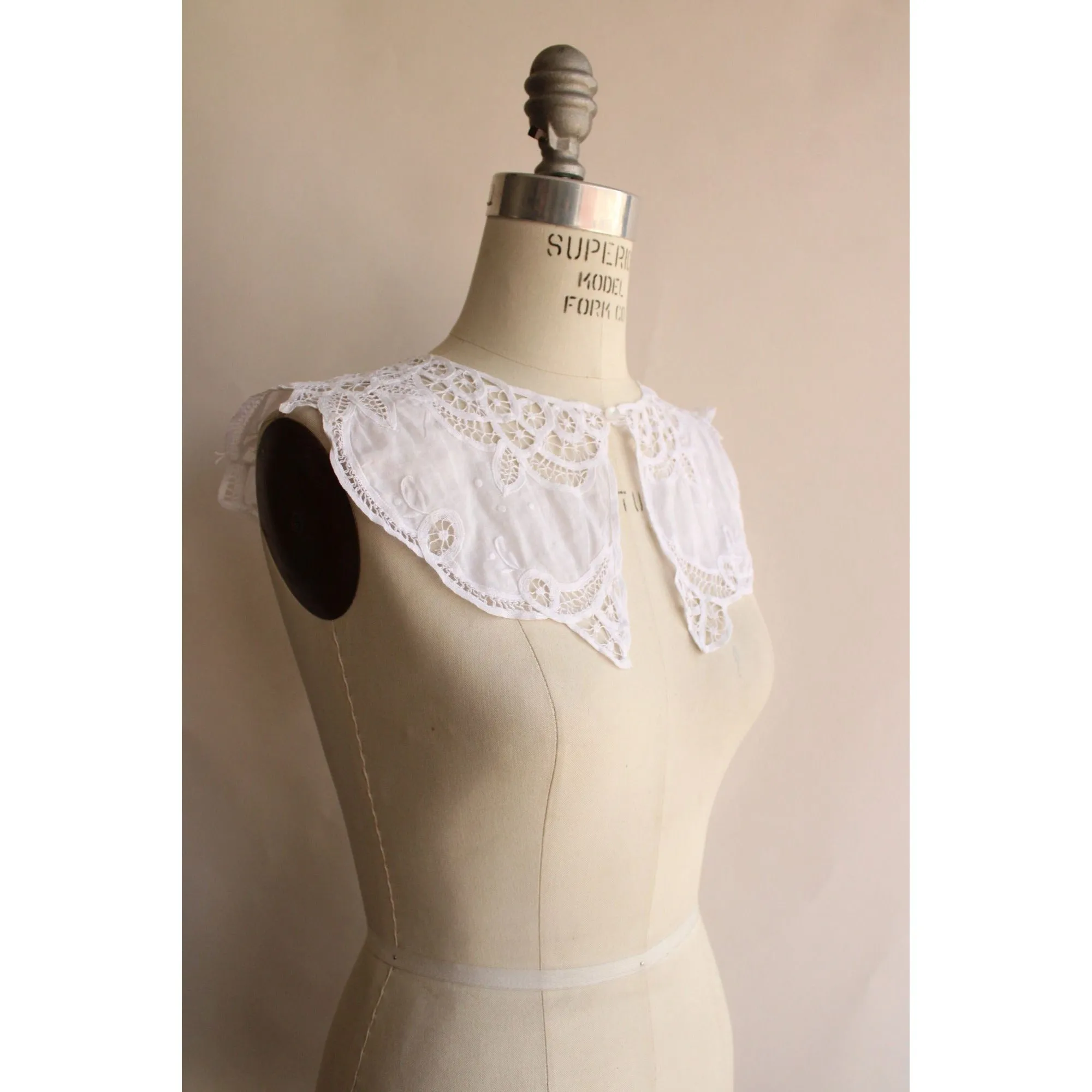 Vintage 1980s White Detachable Collar in Battenburg Lace